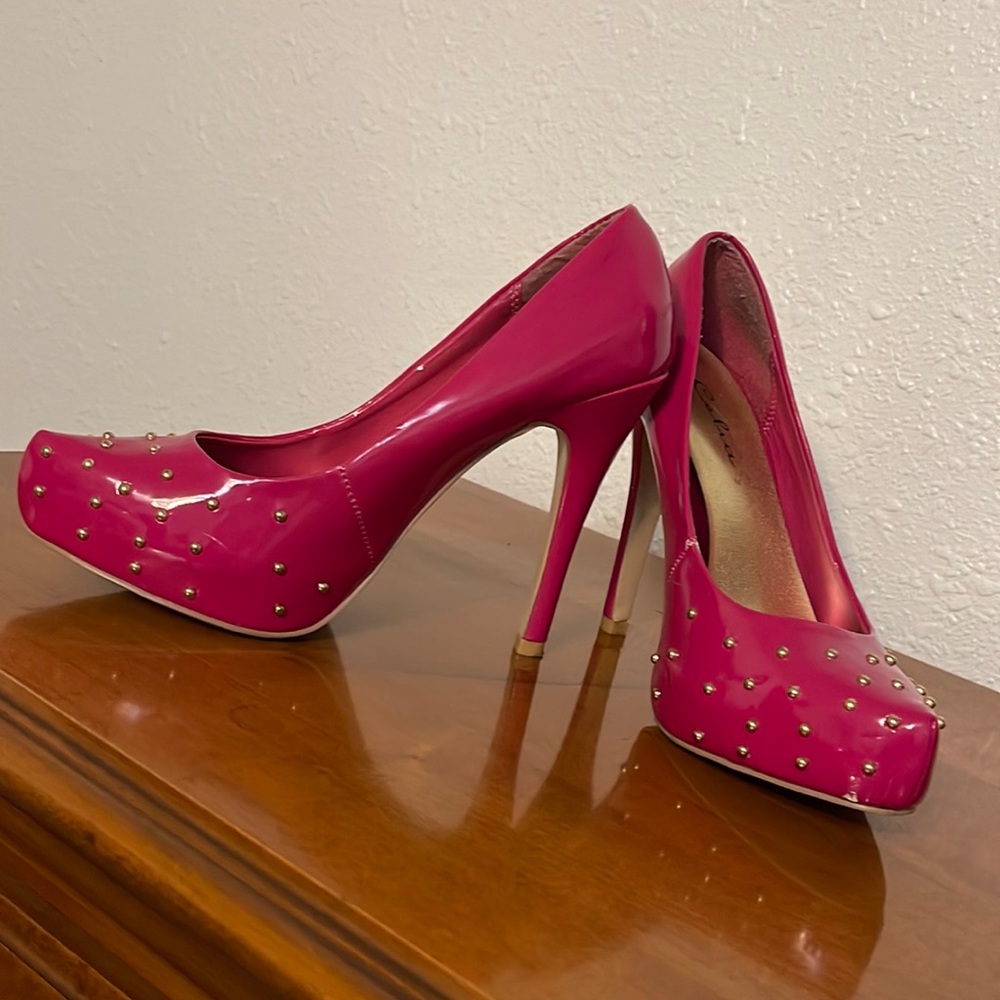 Vintage 80s style pink and gold pumps